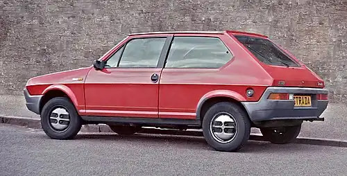 Kombilimousine Fiat Ritmo (links) und Stufenheckversion Regata (rechts)