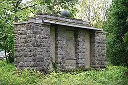 Kriegerdenkmal in Woltersdorf, dessen Bildplatte von Fidus zu Ehren der gefallenen Woltersdorfer Soldaten des Ersten Weltkriegs geschaffen wurde