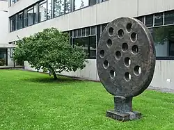 Figur 4 (Scheiben), 2009. Allgemeine Gewerbeschule Basel. Von Kaspar Müller