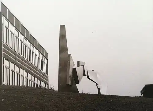 Figuration Brücke der Zukunft, Edelstahl-Skulptur von Wilhelm Gerhards, Schulgelände Stolberg Mausbach, 1974
