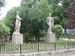 Figuren „Schreitender“ und „Schreitende“ von Karl Stemolak (1933)