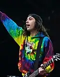 Vic Fuentes – Gesang, E-Gitarre