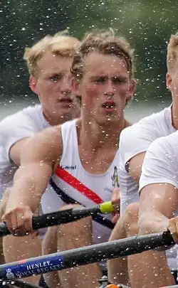 Florijn sitzt als Rechtsausleger im Achter und trägt ein weißes Trikot mit der niederländischen Flagge.