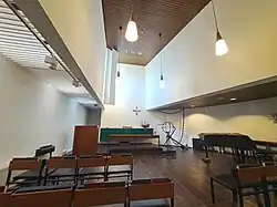 Der weiß gestrichene Innenraum mit Altar und Gestühl