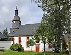Kirche mit Begegnungsstätte (links)