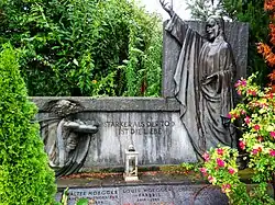 Walter Hoegger (1922–1955) Maschinen Ingenieur, Luis Hoegger-Fabris (1916–1963), Fridolin Eisenlohr-Hoegger (1907–1996) Direktor der Maschinenfabrik Hoegger. Grabskulptur von Fiorenzo Abbondio (1878–1961) kath. Friedhof Flawil, St. Gallen