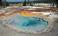 Firehole Spring mit dem White Creek im Hintergrund