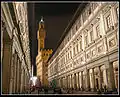 Die Uffizien bei Nacht, im Hintergrund Palazzo Vecchio