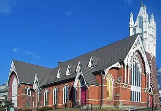 Baptistenkirche von 1874, zurückgehend auf die seit den 1780ern und damit älteste ansässige religiöse Gemeinschaft. Die First Baptist Church of Ossining ist seit Januar 1973 im NRHP eingetragen.[3]