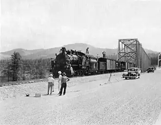 Der erste Zug passierte die neue Eisenbahnbrücke am 26. Mai 1941, Blick nach Osten