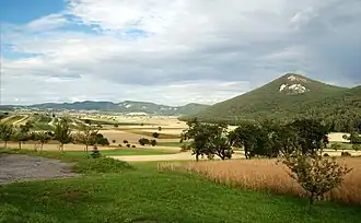 Blick auf die Fischauer Vorberge von Zweiersdorf über die Senke der Neuen Welt, rechts der Kienberg (650 m), dann Mitterberg (520 m), Prossetschlucht, Burg Emmerberg mit Schlossberg (584 m), Größenberg (605 m), Muthmannsdorf