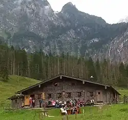 Der Kaser von Nordwesten, im Hintergrund der Röthbachfall