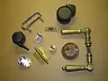Diverse Möbelbeschläge: Griffe, Scharniere (Bänder), Schloss und -teile, Lenkrollen (Möbelrollen, Stuhlrollen)