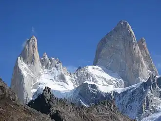 Aguja Poincenot (links) und Fitz Roy (rechts)