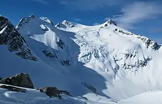 Mount Fitzsimmons (links), Mount Benvolio (Mitte) und Overlord Mountain (rechts)