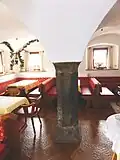 Speisezimmer mit Gewölbe und Granitsäule im Thurnhof