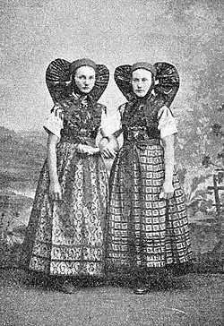 Festtagstracht von Mädchen in Jüterbog, vor 1900