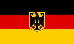 3:5 Bundeswappenflagge mit Bundesadler (an nichtamtlichen Gebäuden ordnungswidrige[48], bei Veranstaltungen mit Nationenvergleich aber weitgehend geduldete Variante)