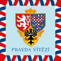 Standarte mit Wappen Böhmens, Mährens und Schlesiens unter dem Motto: Pravda vítězí