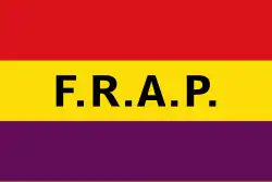 Flagge mit drei Streifen: Rot, Gelb, Violett. Darauf die Buchstaben FRAP
