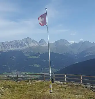 Fahnenmast mit Behältnis für das Gipfelbuch auf dem Crap Farreras.