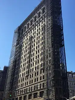 Das Hochhaus während der Sanierung im Februar 2023