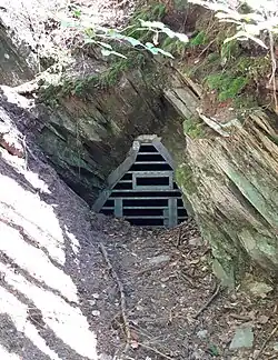 Fledermaushöhle entlang des Weges