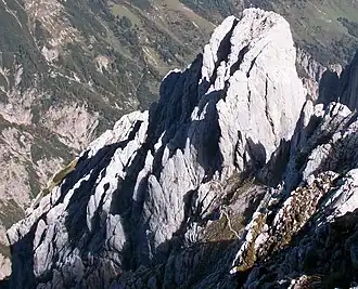 Christaturm (ganz rechts) und Fleischbank (Mitte rechts) gesehen von der Hinteren Karlspitze (Südwestseite, Bildmitte die Schöllhornrinne)