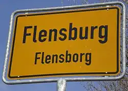 Deutsch-dänische Ortstafel in Flensburg