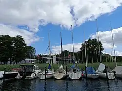 Clubhaus mit Schwimmsteg, Yachthafen Glücksburg