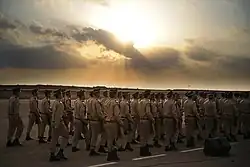 Junge Kadetten der Flugschule lernen das Marschieren