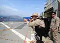 Ein Militärangehöriger übt den Umgang mit einer Handfeuerwaffe.