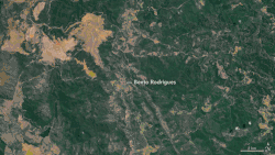 Vergleichende animierte Satellitenbilder, die Region vor und nach dem Samarco-Dammbruch