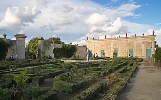 Palazzina del Cavaliere von Zanobi del Rosso (1790–93), gebaut auf der Wehranlagen aus dem 14. und 16. Jh., und direkt über einem der Wasserreservoirs des Gartens