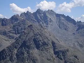 Fluchthorn (Piz Fenga) von Westen im August 2023 mit Nordgipfel, Mittelgipfel, dem abgebrochenen Südgipfel und dem Schuttstrom