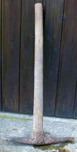 Ein Flügeleisen mit aufgeschweißter Nummer und Öse für den Gezähering