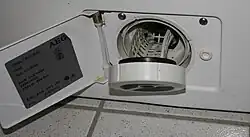 Flusensieb an der Vorderseite einer Waschmaschine