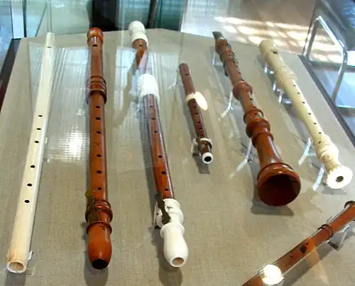 Eine Klarinette (2. v. rechts) und Flöten von Denner im Musikinstrumentenmuseum Berlin