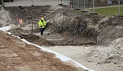 Dunkle Bodenverfärbung von einem Wall oder einem Wassergraben