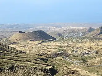 Landschaft mit vulkanischem Hügel