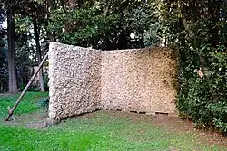 Köbbelings Werk „Muro di lana“, also „Wollmauer“ im Park der Villa Massimo