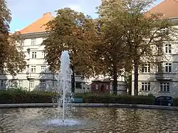 Die Wasserfontäne auf dem zentralen Platz der Anlage