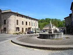 Dorfplatz mit dem Brunnen Le Griffoul (17.&nbsp;Jahrhundert)