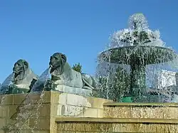 Der Brunnen neben der grande halle de La Villette, im Jahr 2006