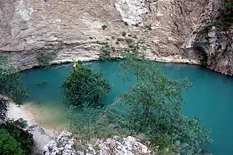 Karstquelle des Flusses Sorgue bei Fontaine-de-Vaucluse. Das Wasser tritt hier aus einer Tiefe von 315 Metern an die Oberfläche.