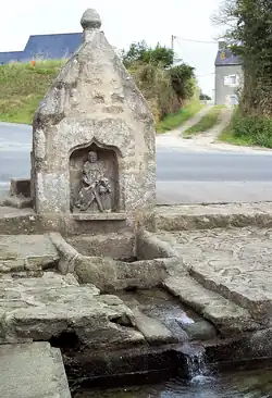 Der Brunnen „Saint-Guénolé“ in Saint-Frégant