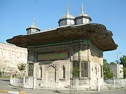 Der Brunnen Ahmeds&nbsp;III. (III.&nbsp;Ahmet Çeşmesi) vor dem Großherrlichen Tor