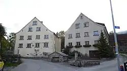 Der Wiederaufbau der Häuser nach dem Dorfbrand fiel in die Zeit des Klassizismus, was den klar geglie­derten Fassaden anzusehen ist.[2]