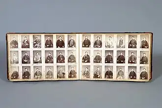 Ab den 1850er Jahren wurden Fotosammlungen mit Vorbestraften und Verdächtigen angelegt.