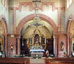 Innenansicht mit dem Hochaltar der Gebrüder Moroder aus dem Jahr 1909 (Die 1907 errichteten Seitenaltäre stammen aus derselben Werkstätte)[4]